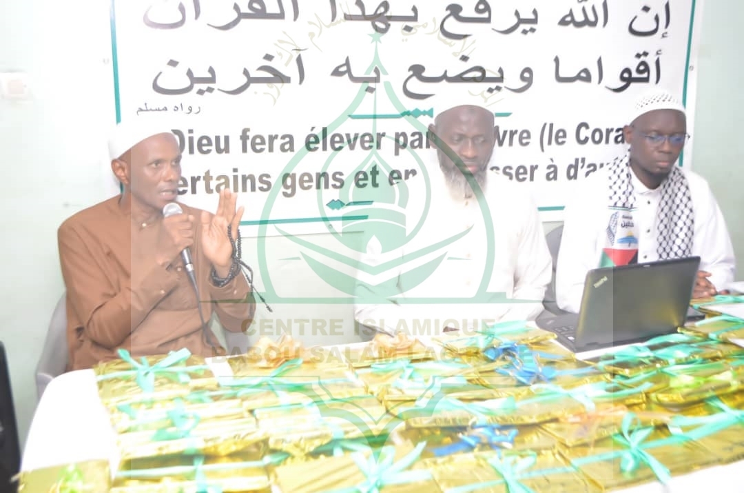 Photo 2 de l'album La prière du ASRI avant la remise des Prix